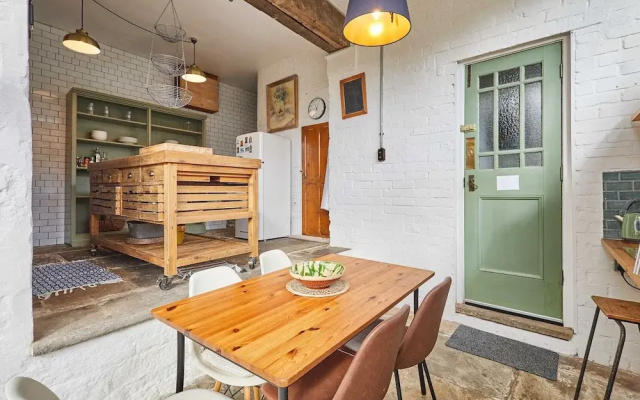 Host Stay The Artist s House