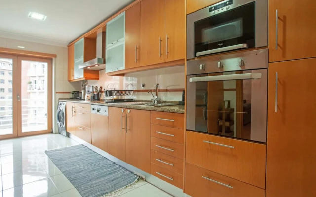 Modern 2-bedroom Flat in Odivelas