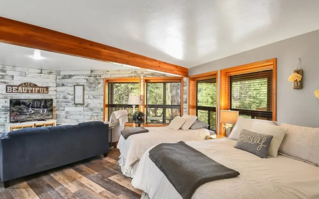 Cozy Hilltop Retreat