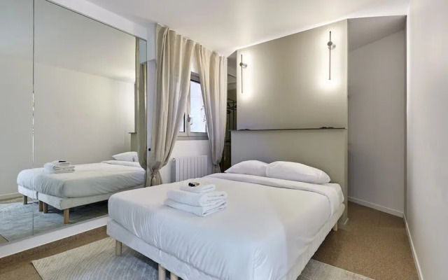 Superb Parisian Apartment / Pere Lachaise
