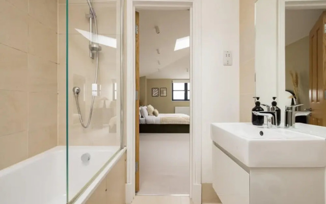 The Tooting Hideout - Dazzling 3bdr Flat With Balcony