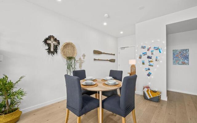 Hamptons by the Beach ~ New Apt 50m from the Sea