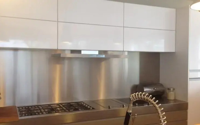The Lakehouse Apartment