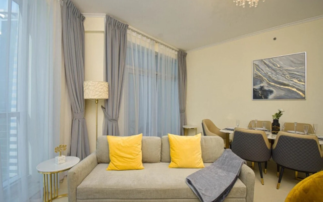 Experience Luxurious Sky High Marina Living