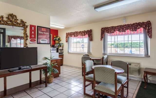 Econo Lodge & Suites