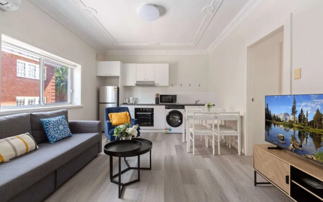 Chic 1-bed Retreat Near Shops & Beach – Guest Rooms – Sydney