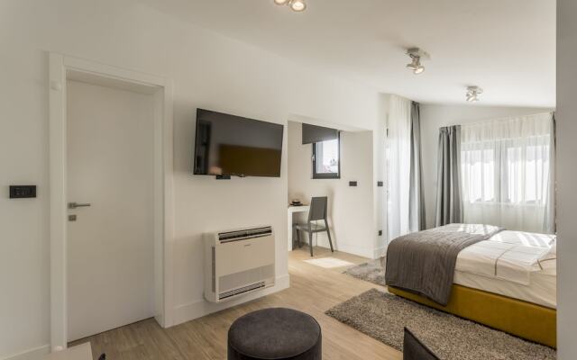 2 Nights Studios Apartments