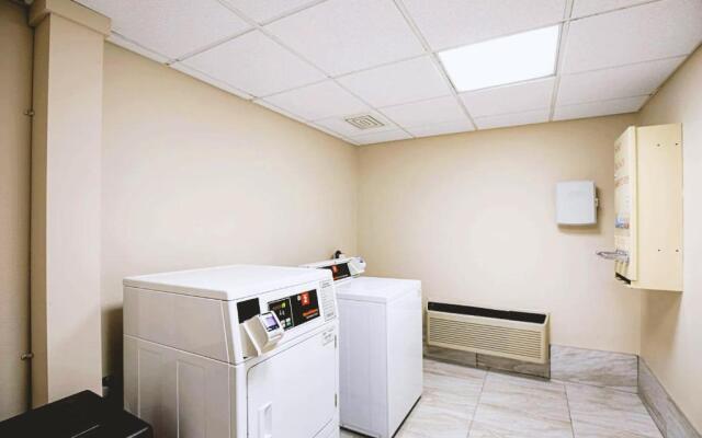 Norwood Inn & Suites Milwaukee