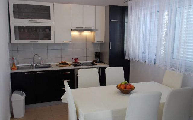 Markle - Swimming Pool and Sunbeds - A6