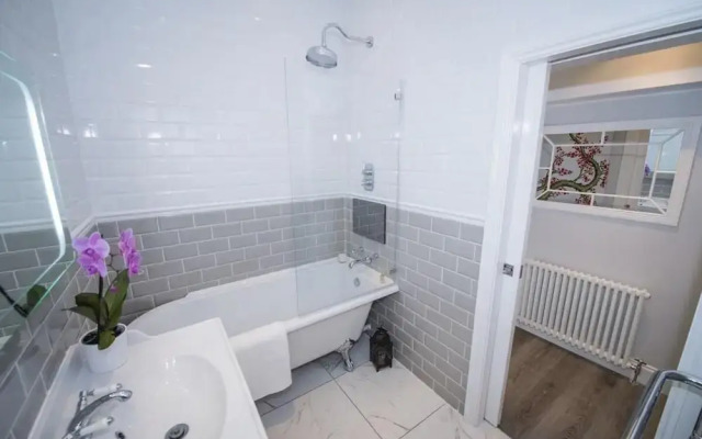 Spacious 2-bedroom Flat With 3 Beds in Ealing, W5