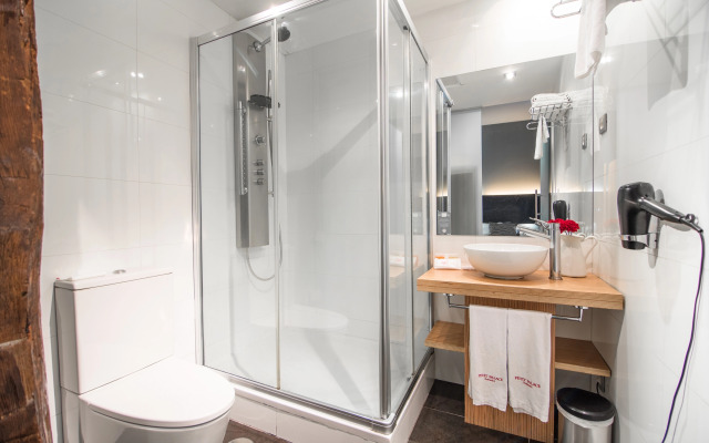 Petit Palace Tres Cruces