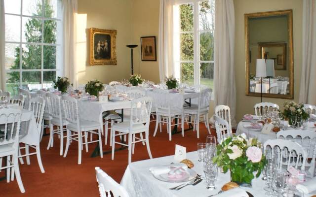 Mansion With 6 Bedrooms in Neuillé, With Private Pool, Furnished Garde