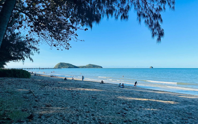 Palm Cove Pool Access Apartment