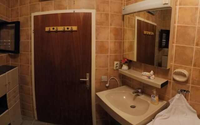 Apartment Iva - with beautiful view: A1 Omis, Riviera Omis