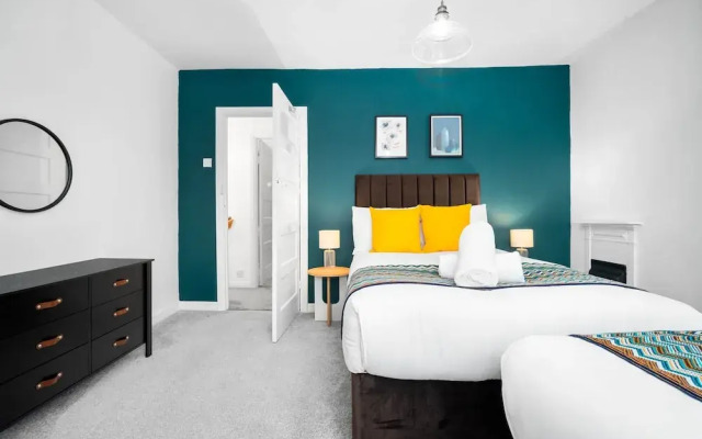 Stylish Three Bedroom Retreat With Garden