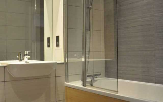 Modern 1 Bedroom Apartment in Brixton With Balcony