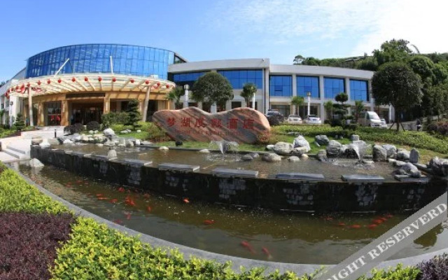 Menghu Holiday Hotel