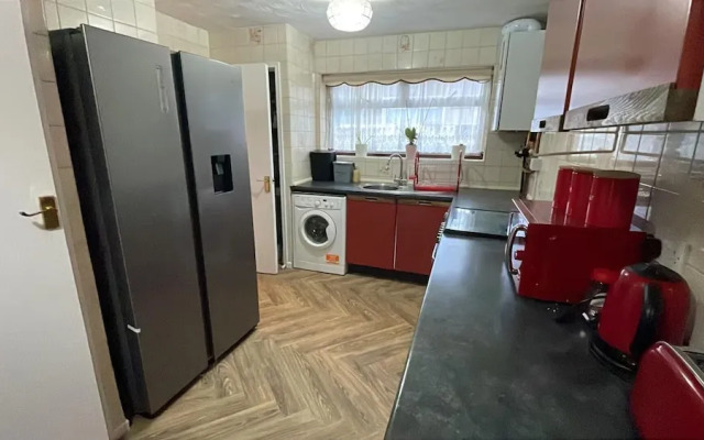 Charming Basildon House With 3 Bedroom Near Town