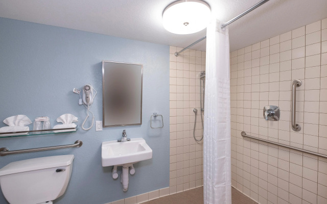 Red Roof Inn PLUS+ & Suites Naples Downtown-5th Ave S