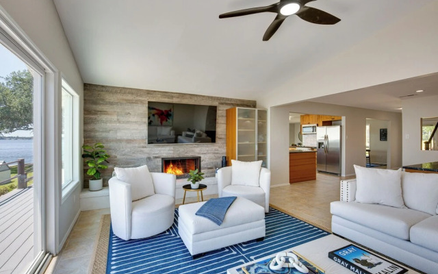 Cedar Creek Lake Views: Gorgeous Mabank House!