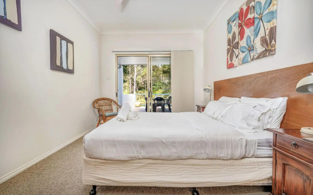 Black Wattle at Hyams Beach 4pm Check Out Sundays