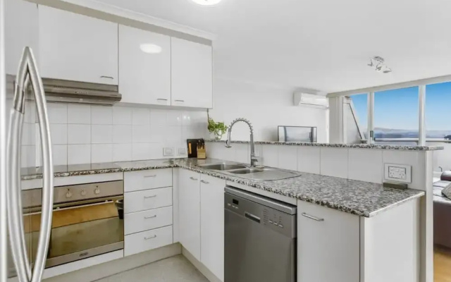2-bed Unit With Balcony, BBQ & Stunning Lake Views