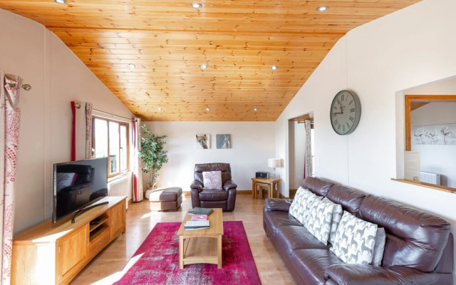 Woodpecker Lodge With Hot Tub Near Cupar, Fife
