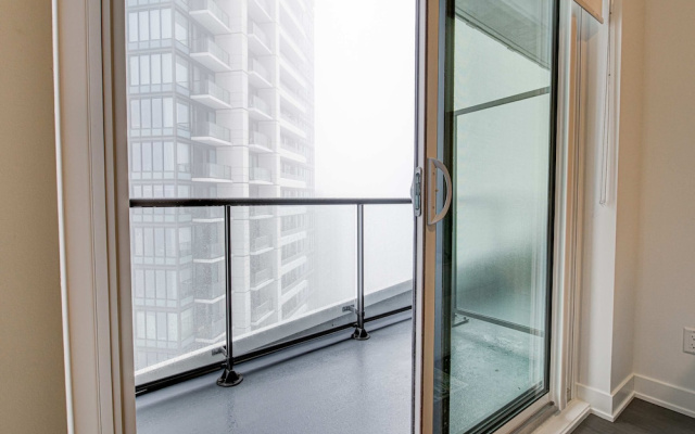 Stylish Downtown Suite With Patio City Views