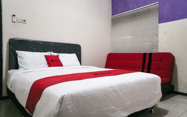 RedDoorz near Alun Alun Batu