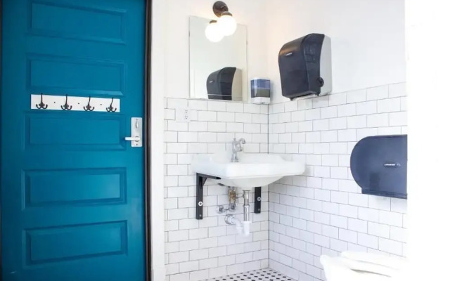 11th Avenue Hostel
