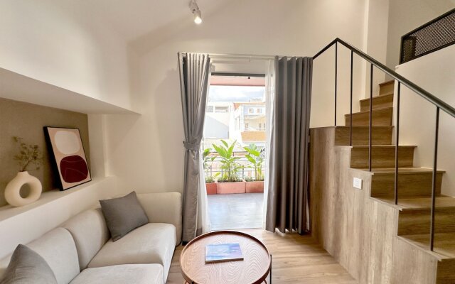 Kin Wander Tan Phong, The Moonage