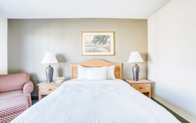 Rodeway Inn & Suites and Conference Center