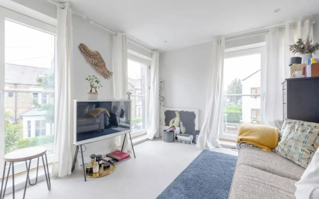 Sleek & Spacious 2BD Flat - Clapham