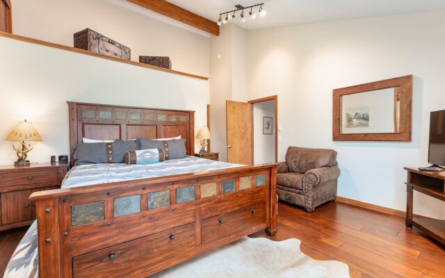 Herondale Luxury Vacation  At Windcliff 3 Bedroom Home by RedAwning