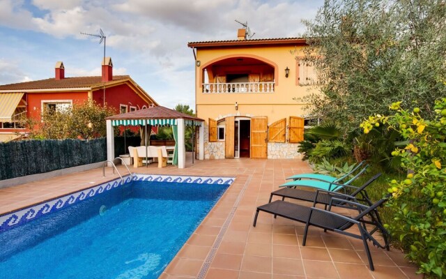 Luxurious Holiday Home in Vendrell With Swimming Pool