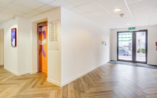 Plush Apartment in Manchester Near IWM North