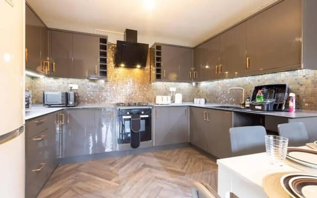 Huge Home,sleeps 12, Private Parking, Pets ok