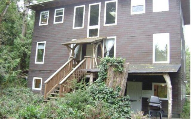 CN Backpackers Ucluelet