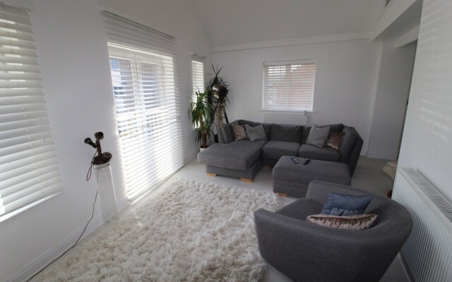 Beautifully Presented Three Bedroom House in Poole