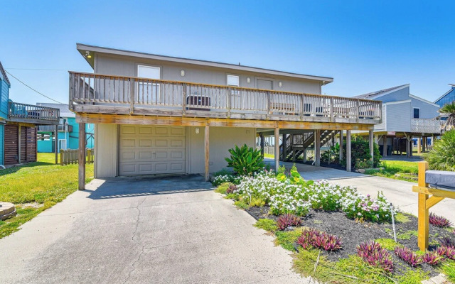 Pet-friendly Galveston Home - Walk to Beaches!