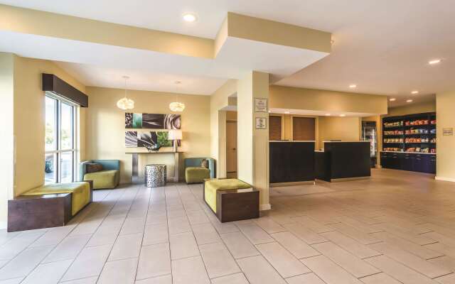 La Quinta Inn & Suites by Wyndham Collinsville - St. Louis