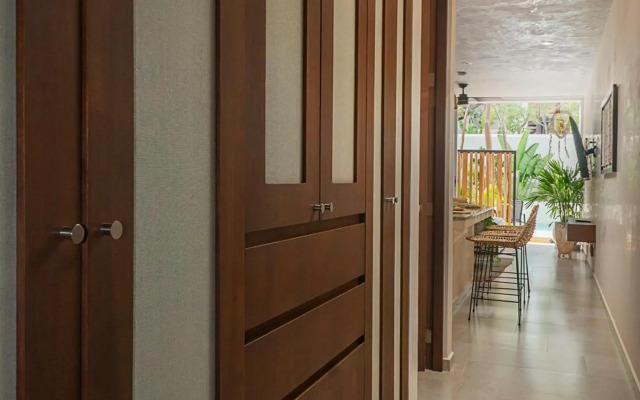 Studio wterrace, hammock, and pool access