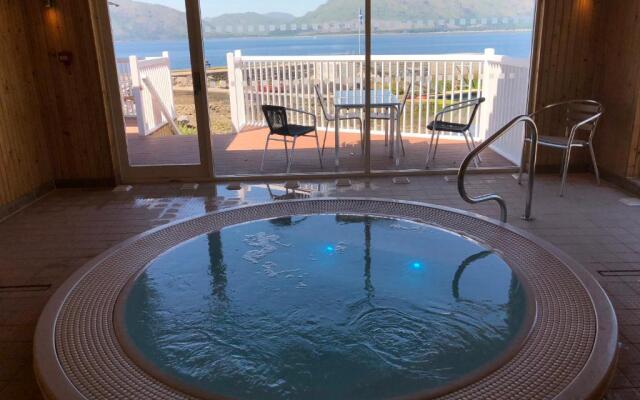 Holly Tree Hotel, Swimming Pool & Hot Tub