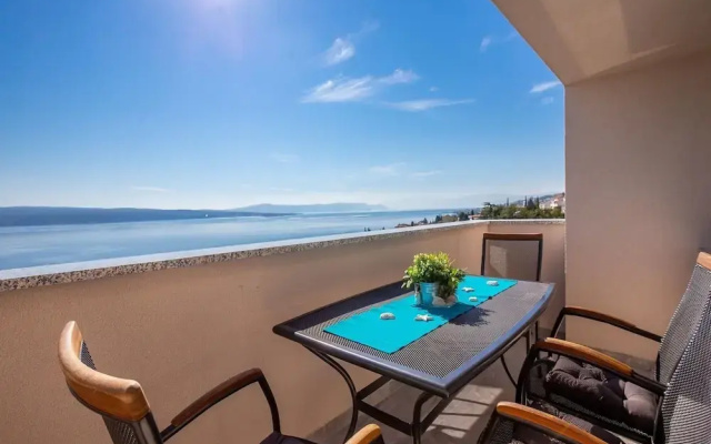 Charming Villa in Dramalj with Hot Tub