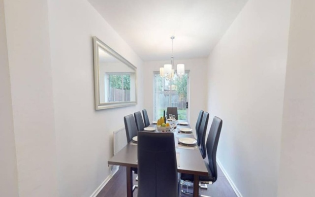Parlaunt House - 3 Bedroom With Free Parking