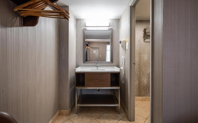 Monte Carlo Inn Toronto West Suites