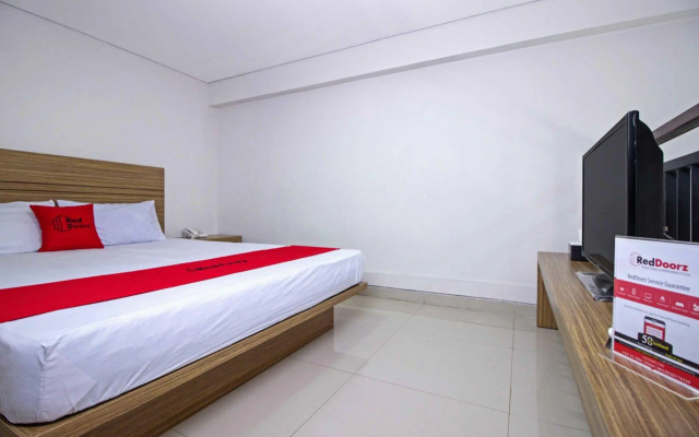 RedDoorz Plus @ Cibogo Bawah