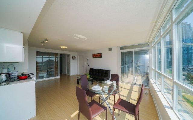 Spacious 2 Br condo by CN Tower