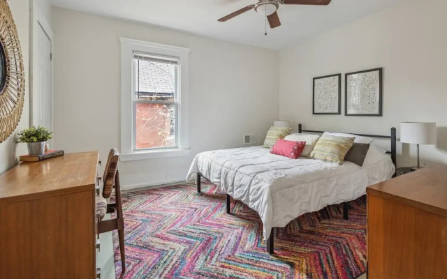 Comfortable 6-bedroom Retreat Minutes to Downtown