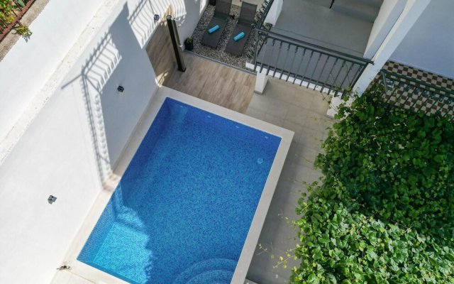 Amazing Home in Podstrana With Outdoor Swimming Pool, Wifi and 5 Bedrooms